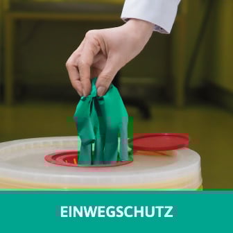 Da Bild zeigt eine Hand, die einen gebrauchten Schutzhandschuh in einem speziellen Müllbehälter entsorgt. Beim Klick auf das Bild werden Einmalschutzhandschuhe aufgerufen.