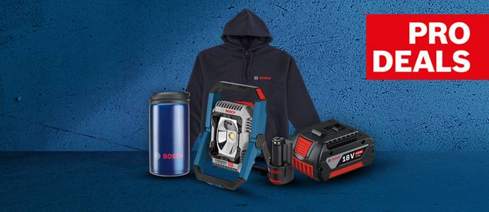 Verschiedene Bosch Prämien wie Hoodie, Thermobecher, Arbeitslampe, Akku und Ladegerät stehen vor blauem Hintergrund mit dem Schriftzug „Pro Deals“.