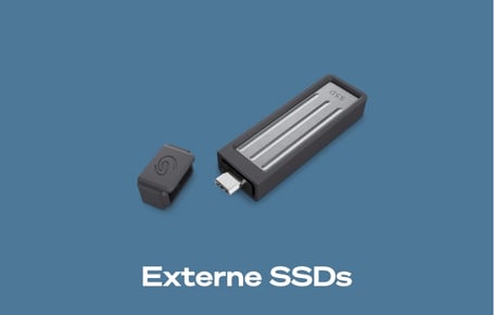 Ein graublauer Kasten zeigt eine schwarze, externe SSD mit einem diagonalen Streifenmuster und dem Seagate-Logo oben rechts, darunter steht in weißer Schrift "Externe SSDs".
