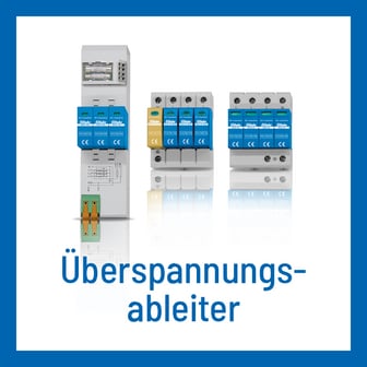 Eine Produktgrafik vor weißem Hintergrund mit blauem Rahmen, die drei Eltako Überspannungsableiter mit blauen und gelben Elementen sowie deren Spiegelung zeigt, darunter steht in blauer Schrift die Bezeichnung „Überspannungs-ableiter“.