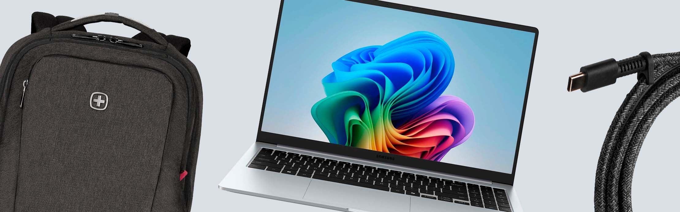 Schwarzer Laptop-Rucksack, geöffnetes Samsung-Notebook und geflochtenes USB-C-Kabel auf hellem Hintergrund.