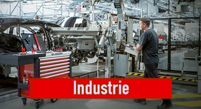 Das Bild zeigt eine Autoproduktionsstrasse in der Industrie. Im Vordergrung steht ein Facom Werkstattwagen. Bei Klick auf das Bild werden Facom Industrie Werkzeuge aufgerufen.