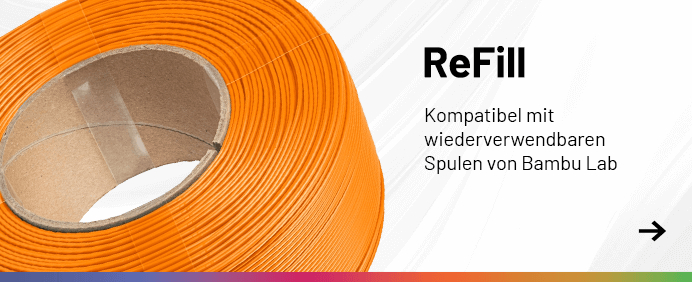Ein Banner zeigt eine orangefarbene Filament-Nachfülleinheit auf einem Pappkern neben dem Text „ReFill – Kompatibel mit wiederverwendbaren Spulen von Bambu Lab“ und einem Pfeil-Icon.