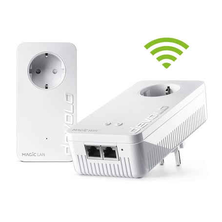 Zwei weiße devolo Powerline-Adapter der Magic-Serie, ein LAN- und ein WiFi-Modell mit integrierter Steckdose, werden vor einem weißen Hintergrund präsentiert.