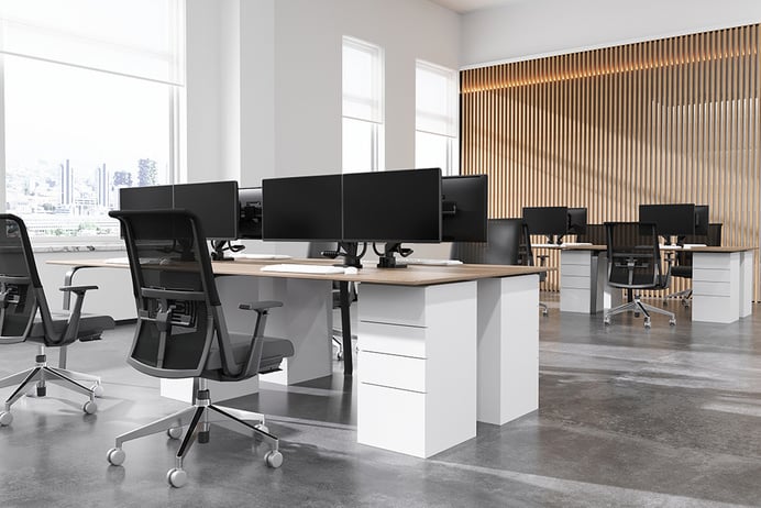 Ein modernes, minimalistisches Büro verfügt über mehrere Arbeitsplätze mit schlanken Schreibtischen und Stühlen.