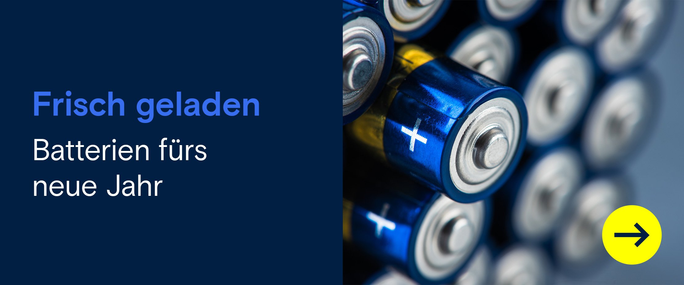 Nahaufnahme von Batterien mit Pluspol und dem Text "Frisch geladen – Batterien fürs neue Jahr".