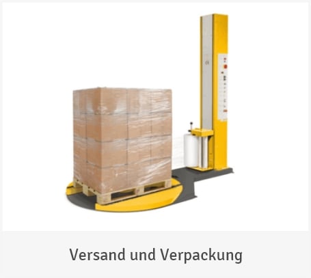 Ein gelber Palettenwickler mit einem Drehteller, auf dem eine mit Stretchfolie umwickelte Palette mit Kartons steht, auf weißem Hintergrund mit der Unterschrift „Versand und Verpackung“.