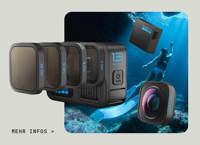 Produktbild der GoPro Hero 13 Black mit verschiedenen Objektivfiltern, einem Gehäuse und einem Weitwinkelobjektiv, vor einem Hintergrund mit einer Person beim Schnorcheln.