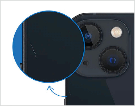 Ein schwarzes Smartphone mit einer sichtbaren kleinen Schramme, die den refurbished Zustand des Gerätes verdeutlicht.