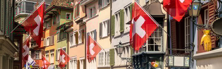 Schweizer Altstadtgasse mit zahlreichen aufgehängten Schweizerfahnen zur Feier des Nationalfeiertags am 1. August.