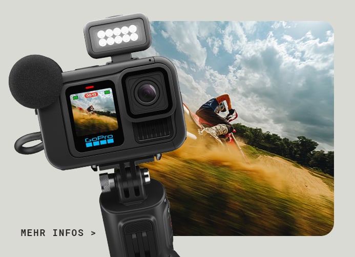 Im Mittelpunkt steht eine GoPro-Kamera, Hero 13 Creator Edition, die auf einem Ständer oder Griff montiert ist. Sie ist mit verschiedenen Zubehörteilen ausgestattet