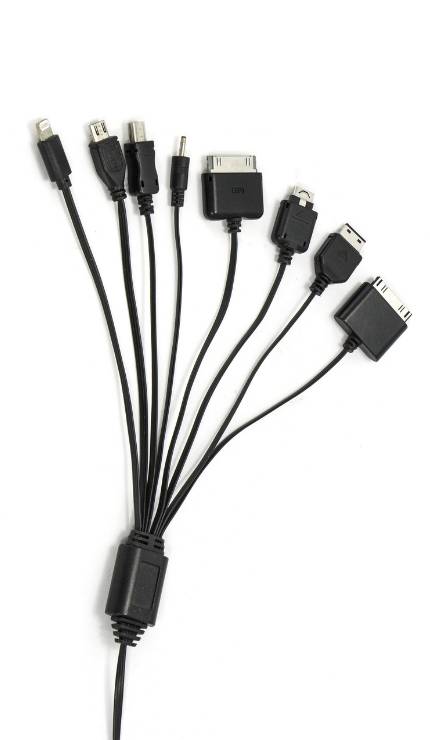 Mehrere verschiedene Kabeladapter mit unterschiedlichen Anschlüssen, verbunden an einem Kabel.