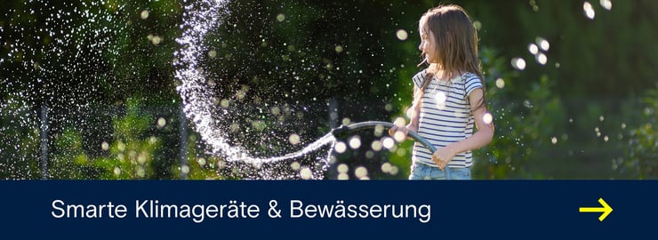 Werbegrafik mit einem Kind beim Bewässern des Gartens und dem Text ‚Smarte Klimageräte & Bewässerung‘ für mehr Komfort an warmen Tagen.