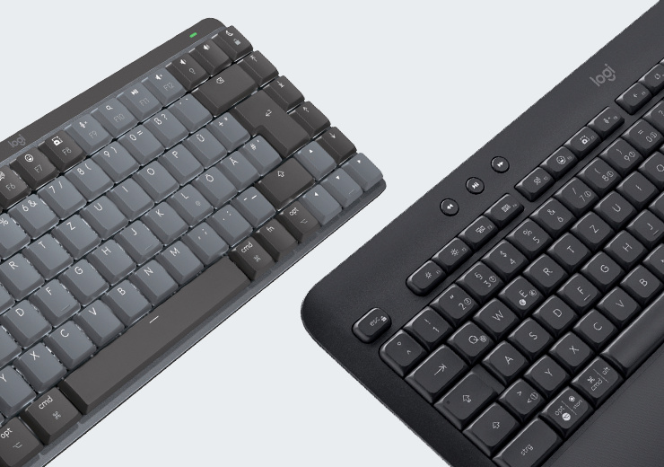 Zwei schwarze Logitech-Tastaturen, eine kompakte Ausführung und ein Modell mit Ziffernblock.