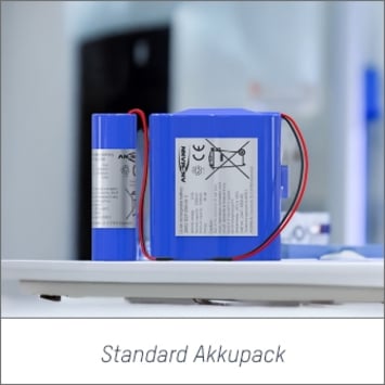 Das Bild zeigt Akkupacks, die auf einer Ablage stehen. Bei Klick auf das Bild werden Ansmann Standard Akkupacks aufgerufen.