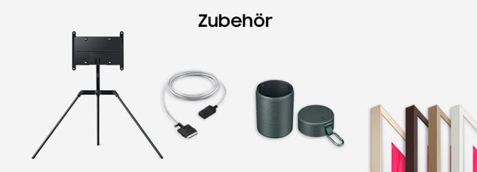 Verschiedenes TV-Zubehör, darunter ein Dreibein-Standfuß, ein Verbindungskabel, eine dunkle Schutzhülle mit Karabiner und verschiedene Wechselrahmen für „The Frame“, unter der Überschrift „Zubehör“.
