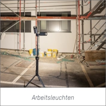 Das Bild zeigt einen Baustellenraum, in dem eine LED Arbeitsleuchte auf einem Stativ montiert steht und den Raum beleuchtet. Bei Klick auf das Bild werden die Ansmann Arbeitsleuchten aufgerufen.