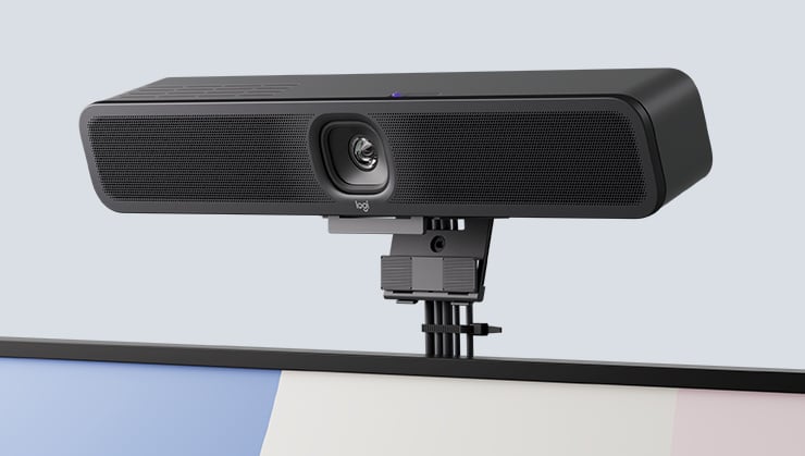 Schwarze Logitech Konferenzkamera ist mittig auf einem Monitor montiert.