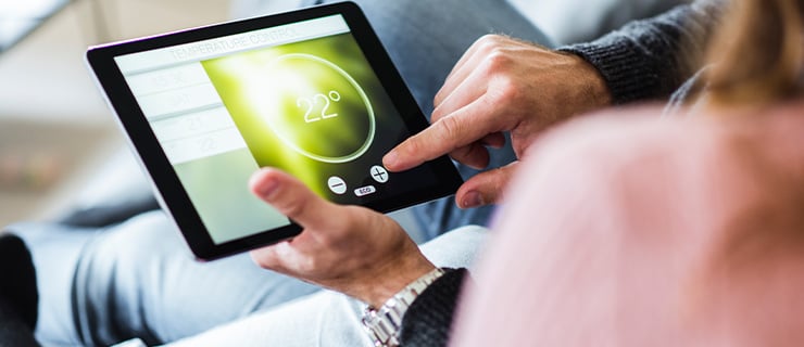 Person überwacht Raumklima am Tablet