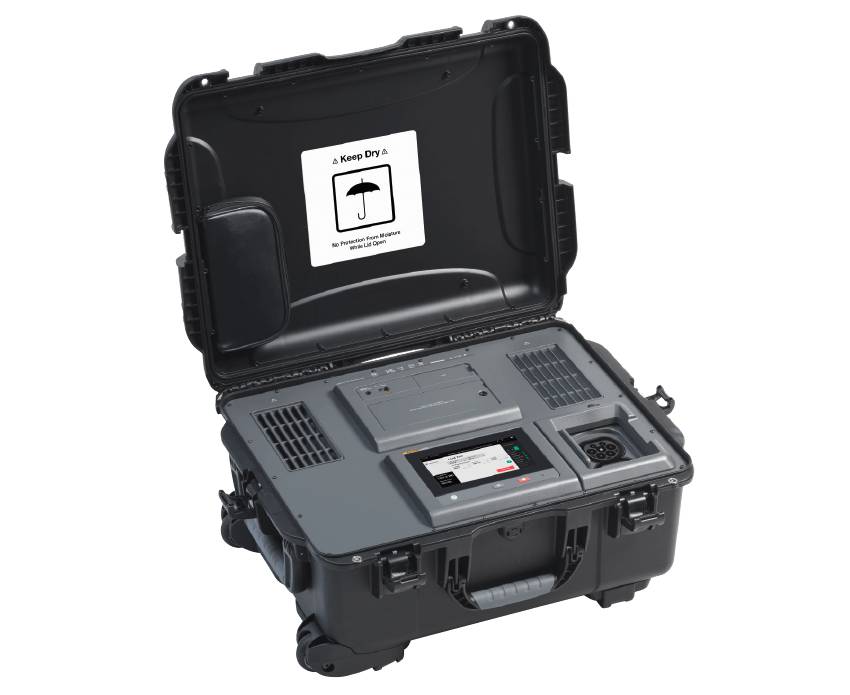 Ein offener, robuster schwarzer Hartschalenkoffer mit integriertem Analysegerät für E-Ladestationen, ausgestattet mit einem digitalen Display und einer Typ-2-Ladestecker-Aufnahme.