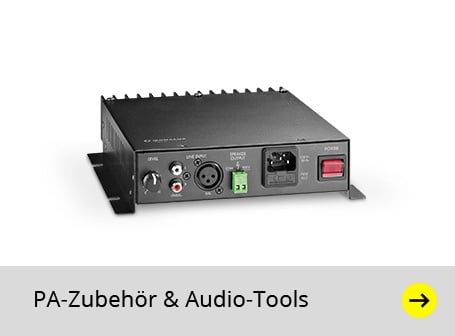 Das Bild zeigt ein kleines, schwarzes Monacor AKB-160 Aktiv-Kabelmischpult mit verschiedenen Audioanschlüssen und Reglern auf der Rückseite vor einem weißen Hintergrund, unter dem sich ein grauer Balken mit der schwarzen Aufschrift "PA-Zubehör & Audio-Tools" und einem gelben Pfeil nach rechts befindet.