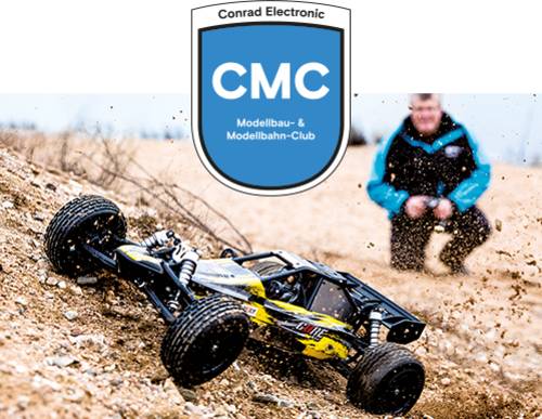  Ein gelb-schwarzer RC-Buggy fährt einen sandigen Hang hinauf. Im Hintergrund ist ein Mann unscharf zu sehen. Oben das CMC-Logo.