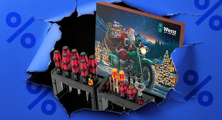 Ein Werkzeug-Adventskalender mit Schraubendrehern und weihnachtlichem Motiv erscheint hinter einem aufgerissenen blauen Hintergrund.