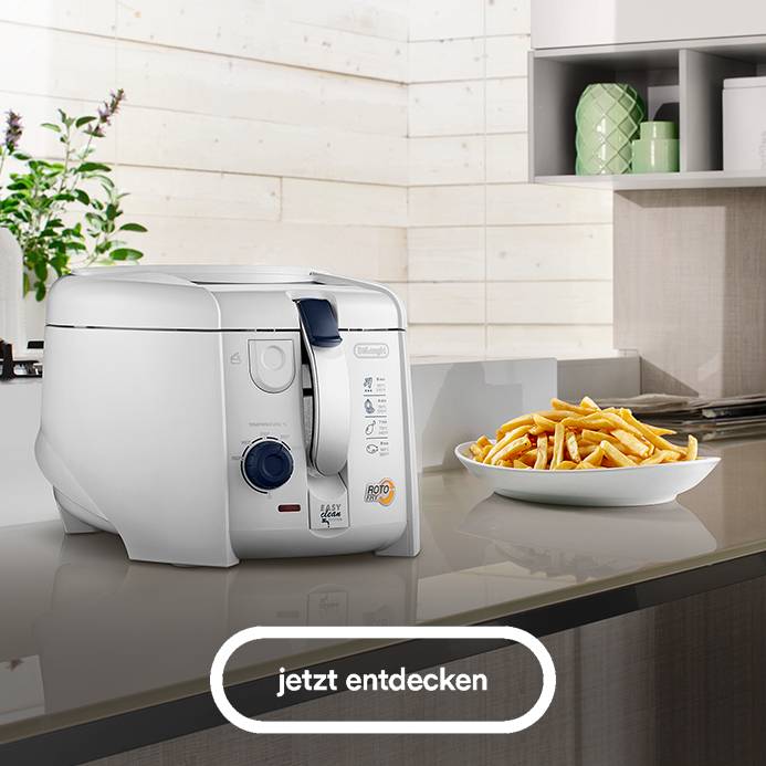 Das Bild zeigt eine weiße De'Longhi Fritteuse mit einem blauen Drehknopf auf einer grauen Arbeitsfläche in einer Küche, neben einem weißen Teller mit goldgelben Pommes Frites und einem hervorgehobenen Button mit der Aufschrift "jetzt entdecken".