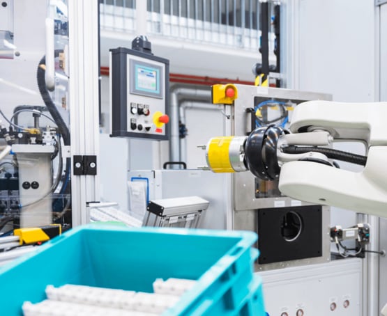 Das Bild zeigt die Umgebung einer Roboteranlage mit einem TFT-Display im Praxiseinsatz.