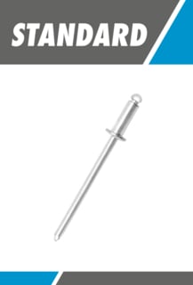 Das Bild zeigt eine einzelne, silberne Standard-Blindniete, die schräg von links unten nach rechts oben ausgerichtet ist, mit dem Wort "STANDARD" im oberen Bereich.