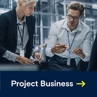 Zwei Mitarbeitende sind in einer Arbeitssituation in einem Lager