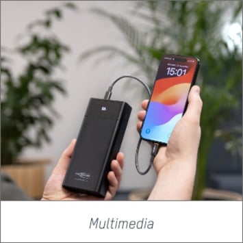 Das bild zeigt die Hände einer Person die eine Powerbank und ein Mobiltelefon hält, das durch die Powerbank aufgeladen wird. Bei Klick auf das Bild werden die Ansmann Multimediaprodukte aufgerufen.