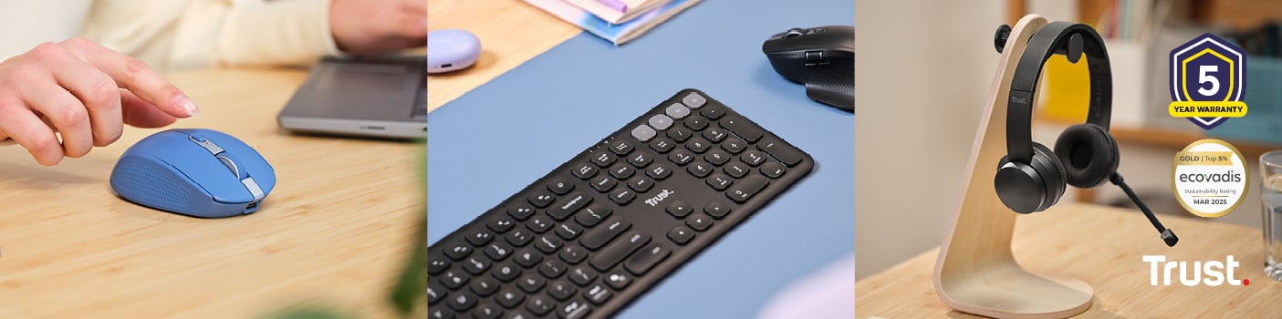 Das Bild zeigt eine Collage von Bürogeräten, darunter eine blaue Maus, eine schwarze Tastatur und ein schwarzes Headset auf einem Holzständer.
