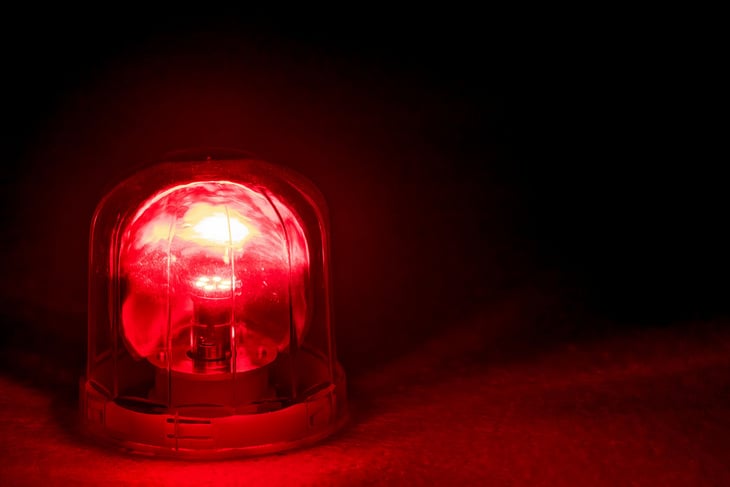 Rote Warnleuchte als Symbol für ein aktiviertes Frühwarnsystem in der Gebäudetechnik