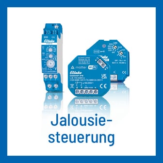 Eine Grafik mit drei verschiedenen blauen Eltako-Jalousiesteuerungsmodulen (ein Hutschienen- und zwei Unterputz-Geräte) auf einer spiegelnden weißen Fläche, darunter steht der blaue Text „Jalousiesteuerung“.