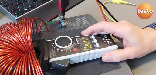  Zwei Männer in einem Labor arbeiten an Messgeräten: Einer sitzt konzentriert, der andere lehnt sich vor und zeigt auf ein Display. Oben links das Testo-Logo.