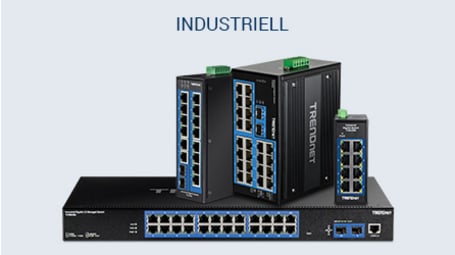 Drei industrielle Ethernet-Switches unterschiedlicher Größe werden vor einem hellblauen Hintergrund angezeigt.