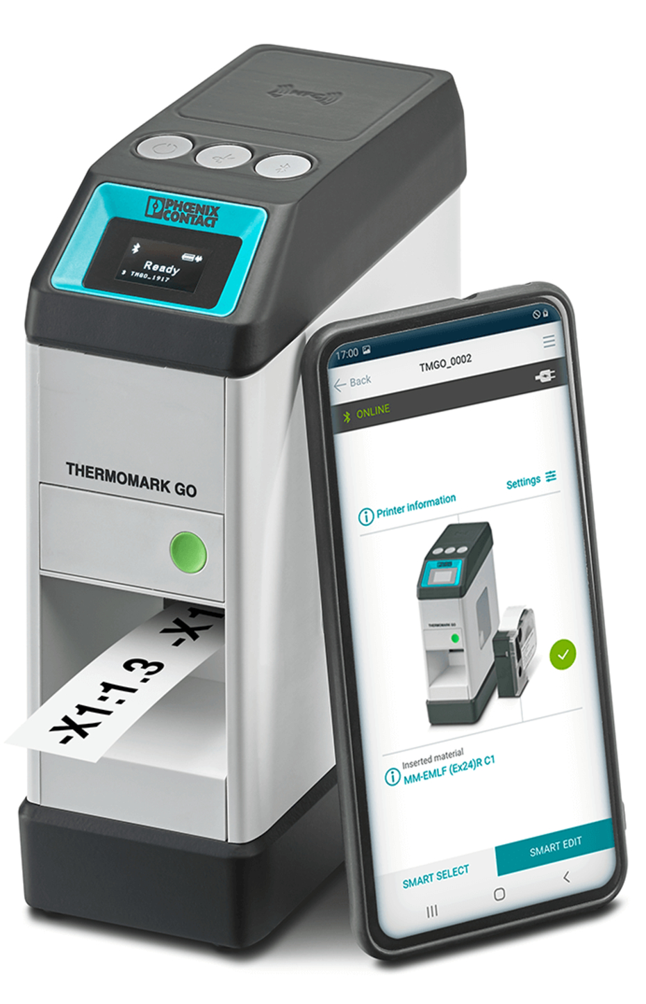 Thermomark Go Etikettendrucker druckt ein Etikett, daneben Smartphone mit zugehöriger App.