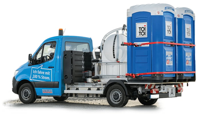 Blauer Elektro-Transporter von TOI TOI & Dixi liefert drei mobile TOI TOI Toiletten.