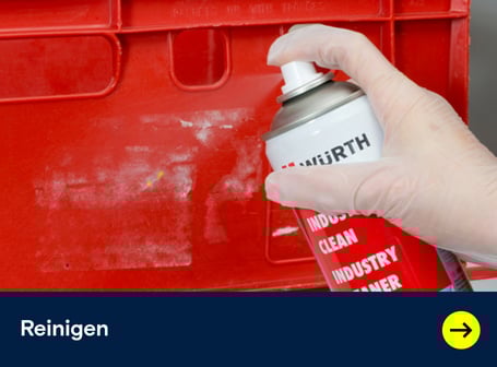  Dieses Teaserbild zeigt eine behandschuhte Hand, die eine rot-weiße Spraydose "Würth Industry Cleaner" auf eine verschmutzte rote Kunststoffkiste sprüht, während im unteren Bereich des Bildes ein dunkelblaues Feld mit dem weißen Wort "Reinigen" und einer Weiterleitung mit gelben Pfeil nach rechts.