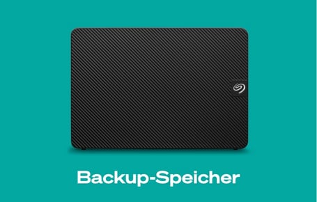 Ein türkisgrüner Kasten zeigt eine schwarze externe Festplatte mit einem diagonalen Rillenmuster und dem Seagate-Logo oben rechts, darunter steht in weißer Schrift "Backup-Speicher".