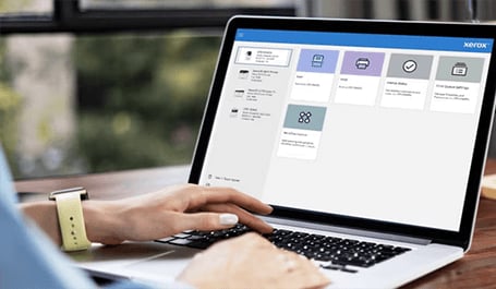 Das Bild zeigt die einen Laptop und die Hände einer Frau. Auf dem Monitor ist die Oberfläche der Xerox Software abgebildet. Bei Klick auf das Bild wird die Unterseite "Softwarelösungen und Apps" aufgerufen.