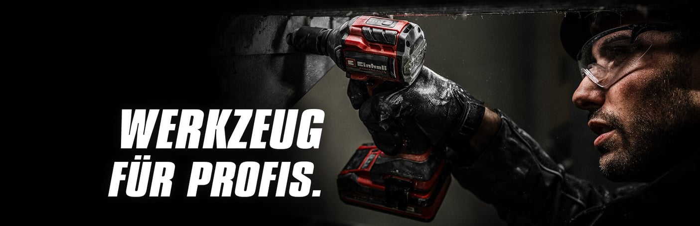  Eine Einhell Professional Akku-Bohrmaschine liegt auf einer Werkbank neben einem Einhell Power X-Change Akku.