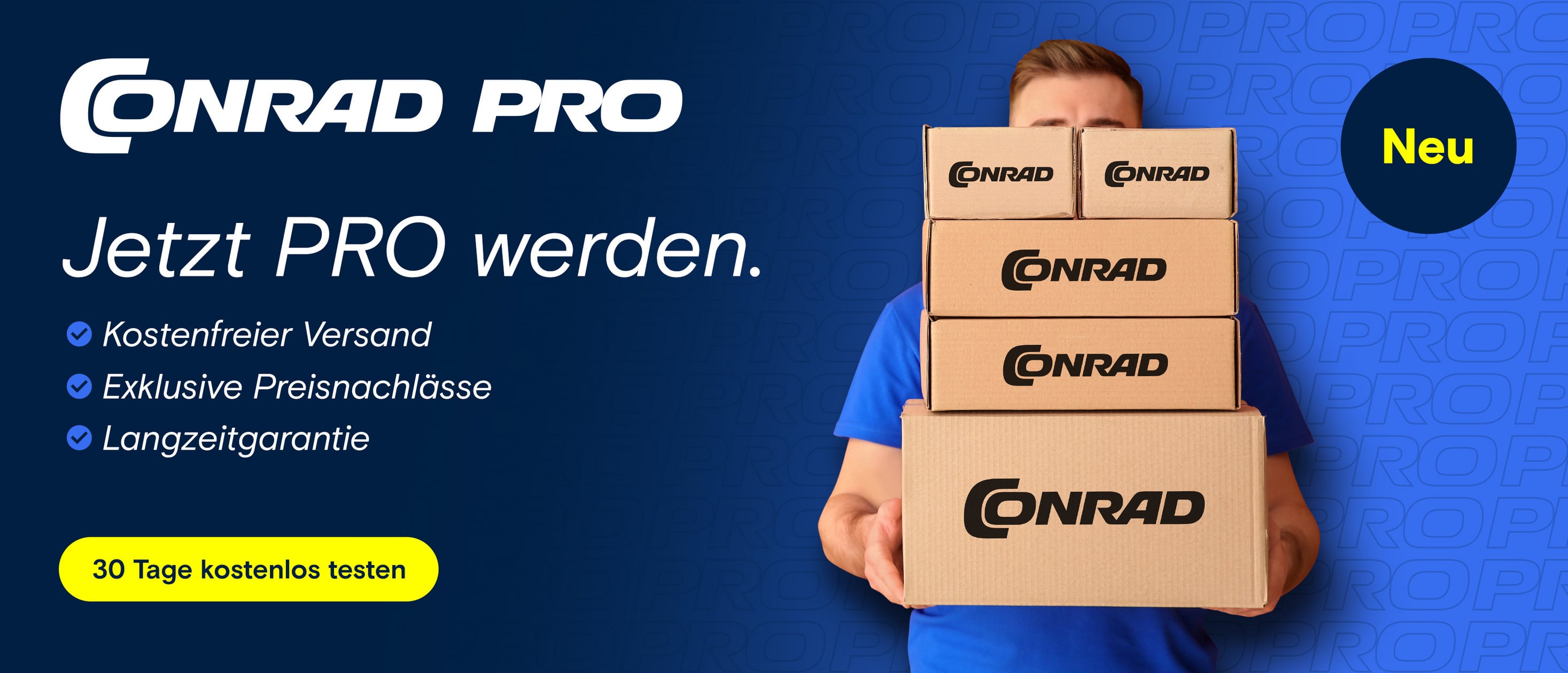 Ein Mann hält einen Stapel brauner Versandkartons, die jeweils mit dem schwarzen Conrad-Logo bedruckt sind. Der blaue Hintergrund bewirbt die Conrad PRO Mitgliedschaft mit Vorteilen wie kostenfreiem Versand, exklusiven Preisnachlässen und Langzeitgarantie, inklusive eines Buttons zum 30 Tage kostenlosen Testen und einem „Neu“-Hinweis.
