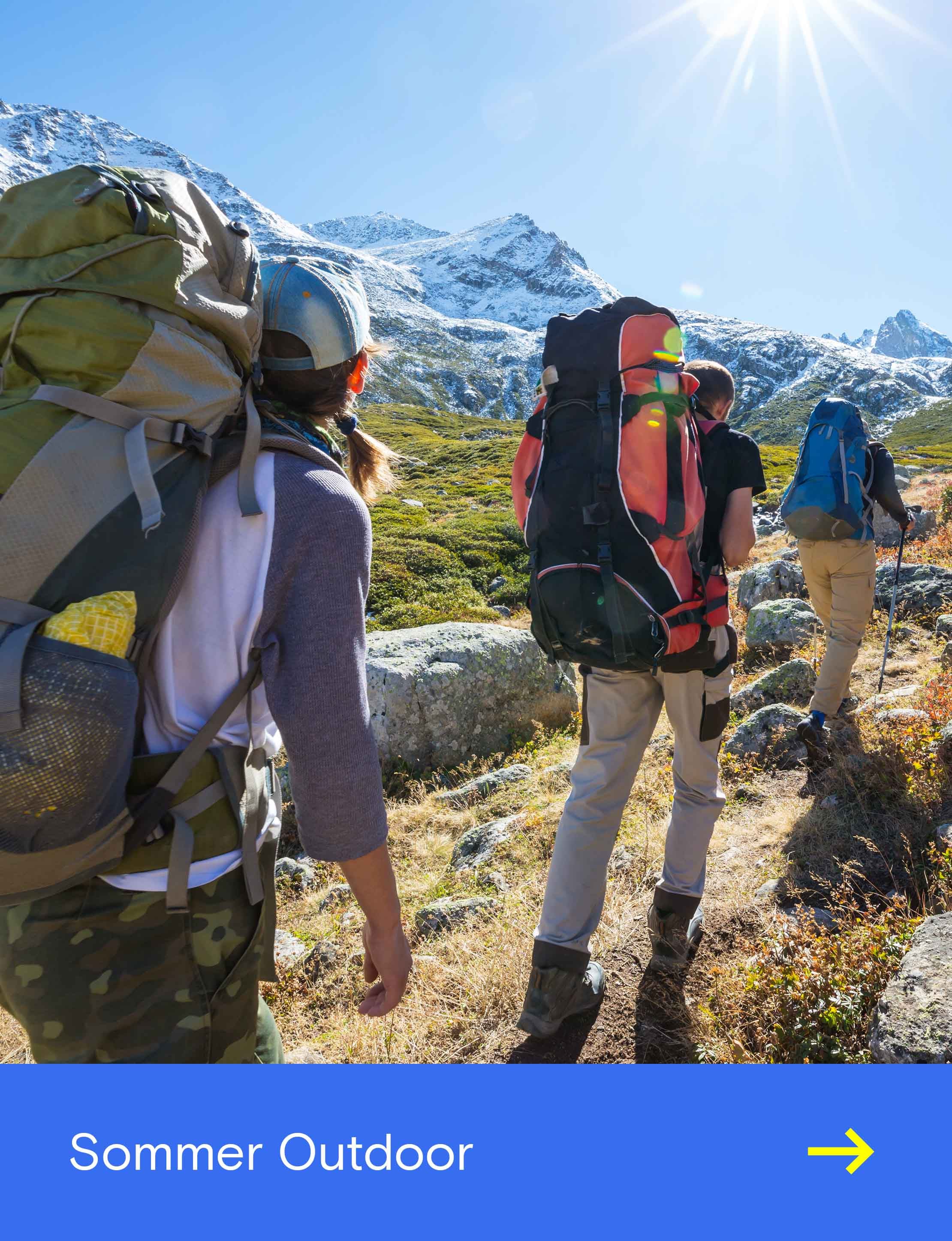 Werbegrafik mit einer Gruppe von Wanderern mit Rucksäcken in alpiner Berglandschaft und dem Text ‚Sommer Outdoor‘ für Outdoor-Aktivitäten und Abenteuer in der Natur.