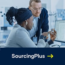 Zwei Mitarbeitende unterhalten sich am Arbeitsplatz zu geschäftlichen Themen