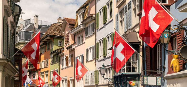 Schweizer Altstadtgasse mit zahlreichen aufgehängten Schweizerfahnen zur Feier des Nationalfeiertags am 1. August.