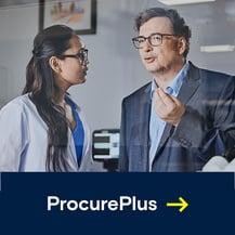 Zwei Mitarbeitende im geschäftlichen Gespräch - links ein Mann und rechts eine Frau