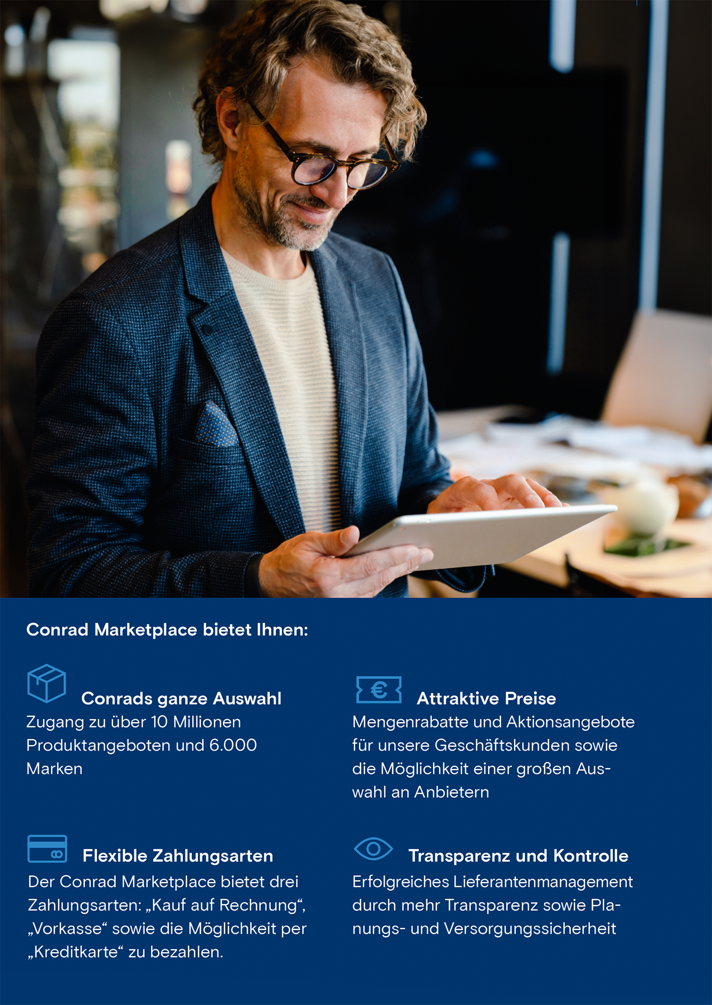Geschäftskunde nutzt Tablet, um die Vorteile des Conrad Marketplace zu entdecken.