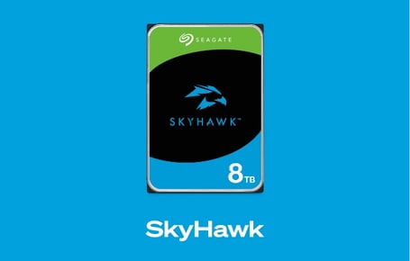 Ein hellblauer Kasten zeigt eine interne Festplatte mit einem grünen, schwarzen und hellblauen Aufkleber, der das SkyHawk-Logo und den Schriftzug "SkyHawk" trägt, darunter steht in weißer Schrift "Skyhawk".